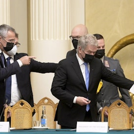 Presidentti Sauli Niinistön (oik.) ja Naton pääsihteerin Jens Stoltenbergin tapaamisesta ei herunut ainakaan julkisuuteen yllättävää uutista. LEHTIKUVA / Vesa Moilanen