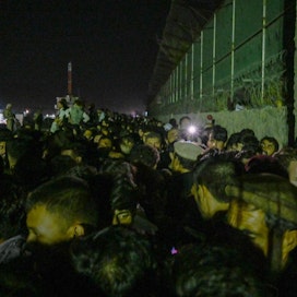 Kabulin lentokentän ulkopuolella oli sunnuntai-iltana suuri määrä ihmisiä yrittämässä pääsyä pois maasta.