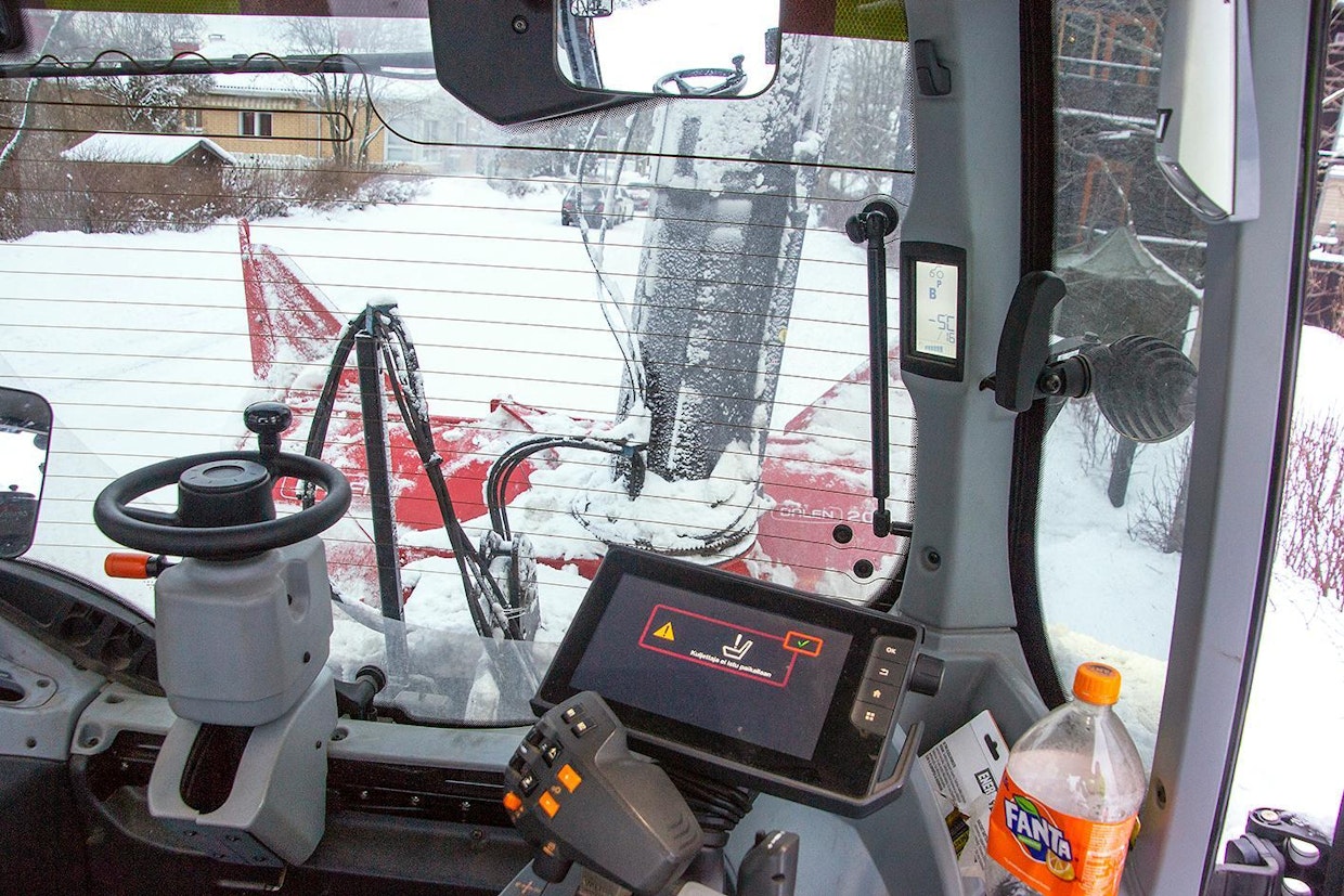 Valtran N174 Direct on varustettu SmartTouch-kyynärnojalla ja lingolle halutut ohjaustiedot on talletettu traktorin muistiin. Lingon ohjaukset torven kääntö mukaanlukien ovat kyynärnojassa, minkä ansiosta kuljettajan ei tarvitse kurotella.