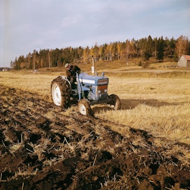 Museoviraston kuvakokoelmasta löytyy maatalouteen liittyviä kuvia useilta tunnetuilta valokuvaajilta ja kokoelmaan kannatta siksi tutustua monilla eri hakusanoilla. Syyskyntöä Ford-traktorilla Volker von Boninin kuvaamana noin 1974.