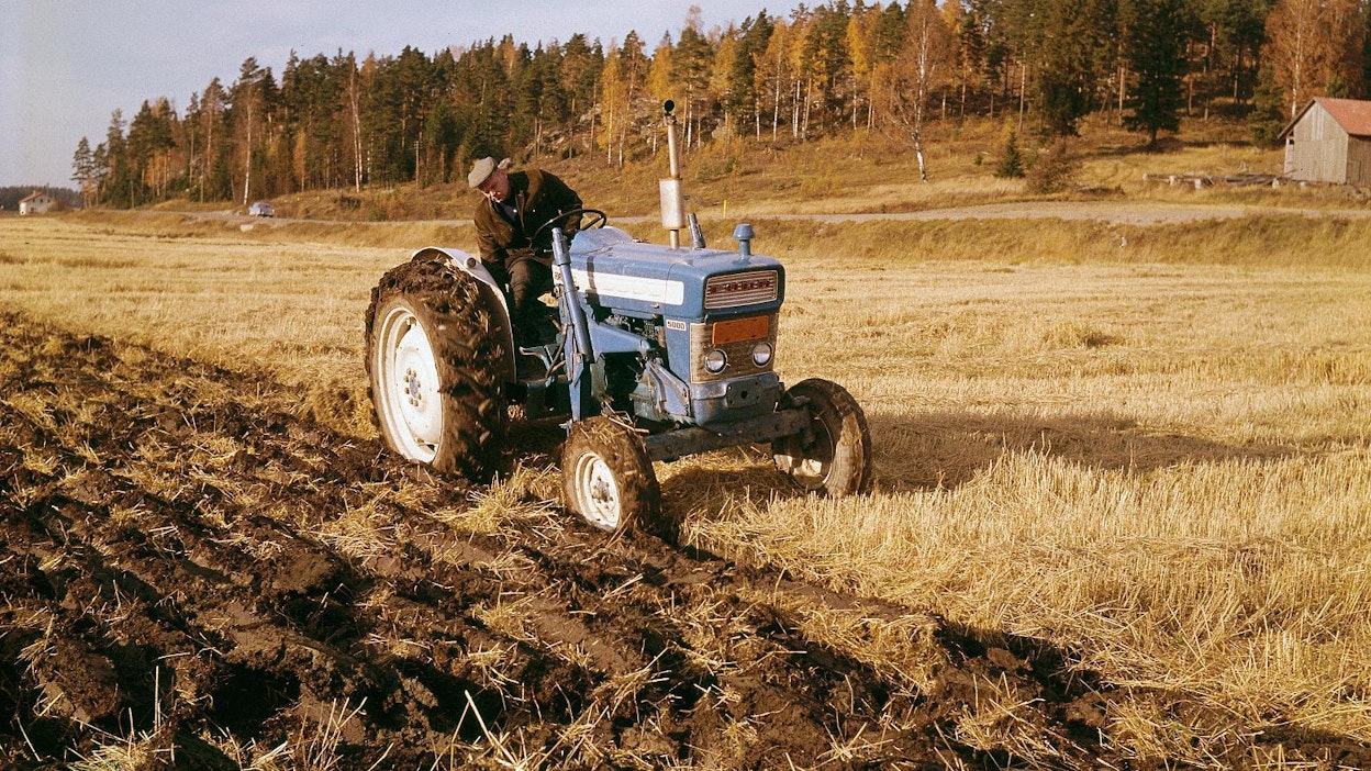 Museoviraston kuvakokoelmasta löytyy maatalouteen liittyviä kuvia useilta tunnetuilta valokuvaajilta ja kokoelmaan kannatta siksi tutustua monilla eri hakusanoilla. Syyskyntöä Ford-traktorilla Volker von Boninin kuvaamana noin 1974.