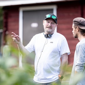 Maajussille morsian -ohjelman pääohjaaja Jani Klemola keskustelee kuvaaja Rene Korpelan kanssa farmilla.