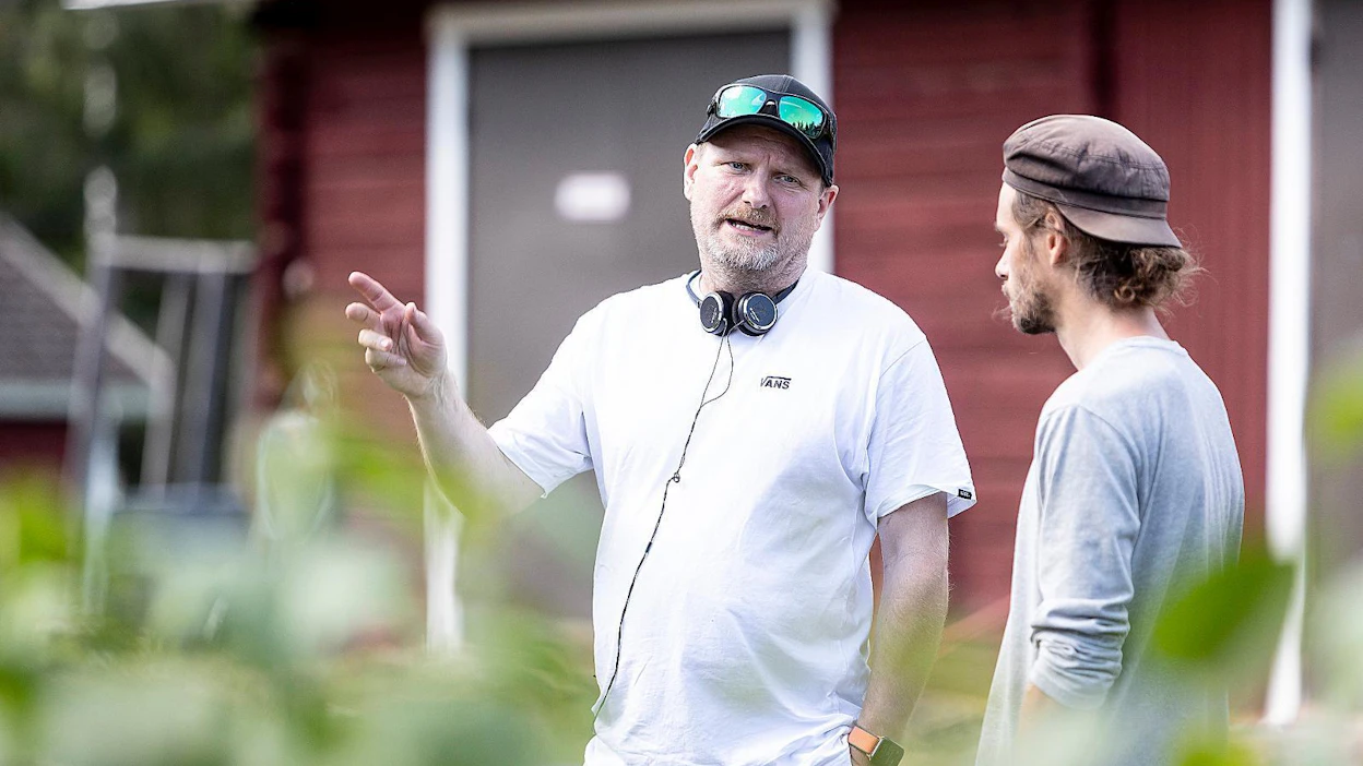 Maajussille morsian -ohjelman pääohjaaja Jani Klemola keskustelee kuvaaja Rene Korpelan kanssa farmilla.