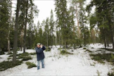 Pekka Fali Sanginjoki on suosittu ulkoilualue. Ari Lotja kiikaroi alueella lintuja torstaina.
