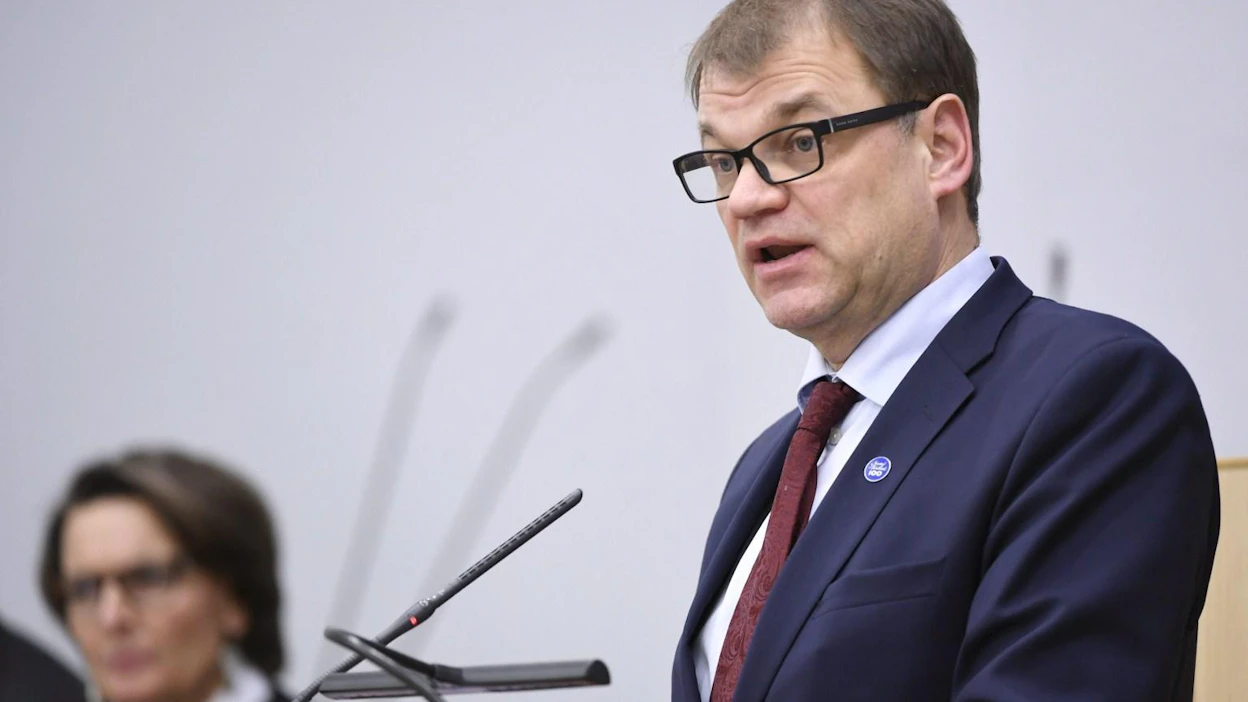 Pääministeri Juha Sipilä (kesk.) sanoo, että selvitys voi olla kirjallinen tai hän voi keskustella asiasta puolueiden puheenjohtajien tai eduskuntaryhmien puheenjohtajien kanssa.