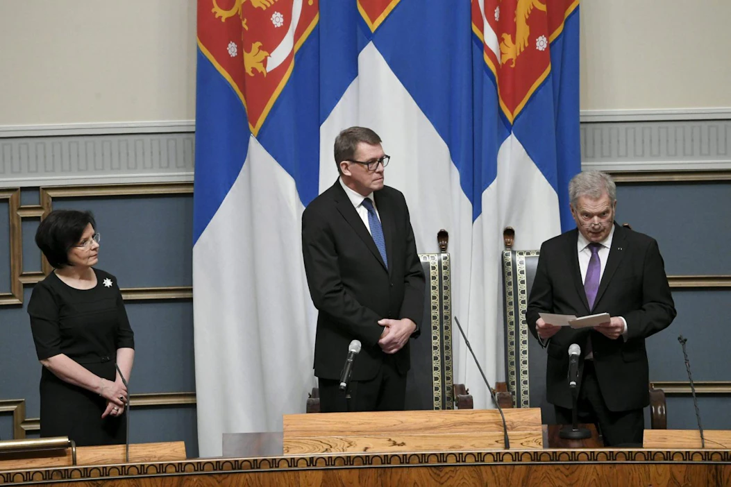 Eduskunnan pääsihteeri Maija-Leena Paavola ja eduskunnan puhemies Matti Vanhanen kuuntelivat presidentti Sauli Niinistön puhetta valtiopäivien avajaisissa eduskunnan istuntosalissa.