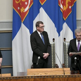 Eduskunnan pääsihteeri Maija-Leena Paavola ja eduskunnan puhemies Matti Vanhanen kuuntelivat presidentti Sauli Niinistön puhetta valtiopäivien avajaisissa eduskunnan istuntosalissa.