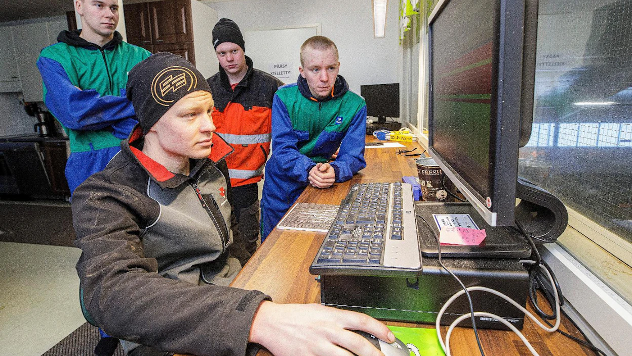 Tatu Heiskanen (vas.) Ville Pulkka, Juho Pulkka ja Jere Pulkka opiskelevat parhaillaan agrologeiksi Iisalmessa. He aikovat jatkaa vanhempiensa maitotiloja.