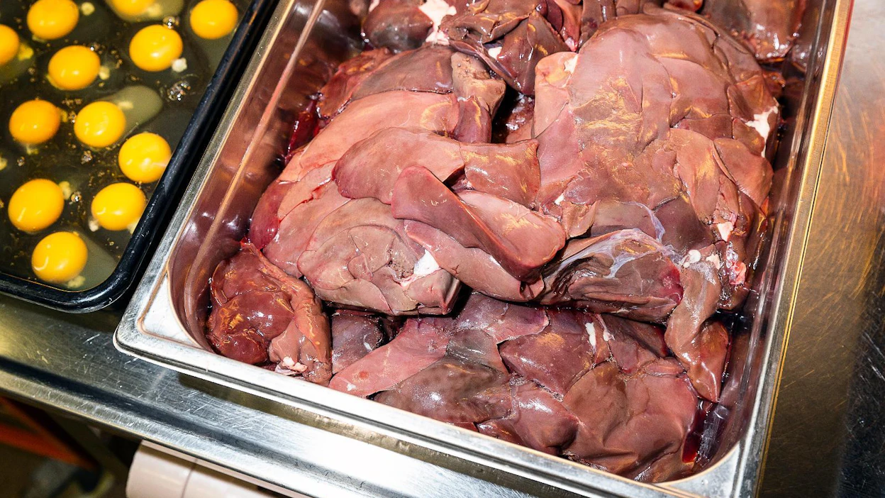 Eläinperäisen rasvan runsas syöminen lisää rasvamaksan riskiä. Kuvassa hanhenmaksaa.
