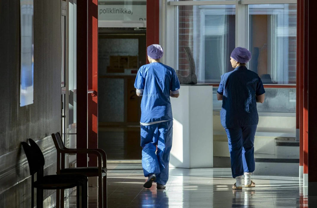 Moni kertoi olevansa huolissaan terveydenhuollon ammattilaisten jaksamisesta. Kuvituskuva.