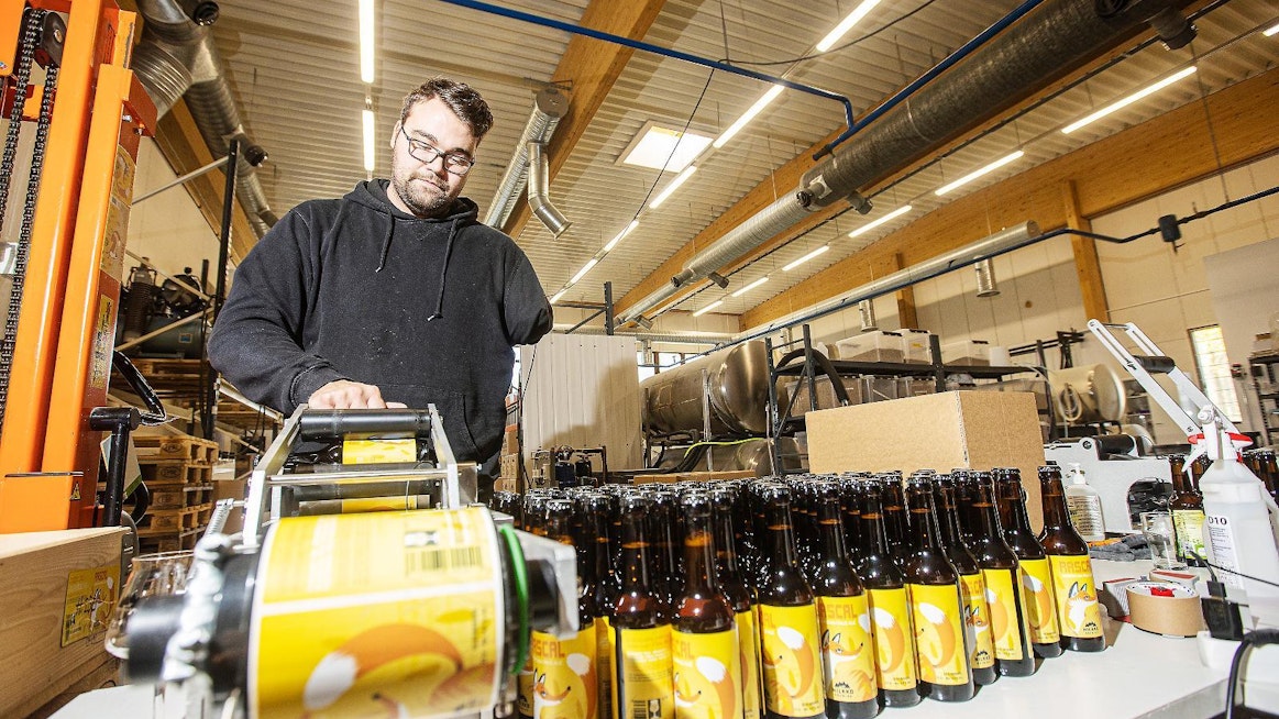 Nilkko Brewing -panimolla pannaan olutta kahtena tai kolmena päivänä viikossa. Loppu aika kuluu etikettien laittamiseen, pakkaamiseen ja tuotteiden toimitusten pyörittämiseen, kertoo yrittäjä Iiro Heikkilä.