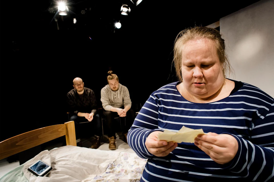 Laura Juntunen näyttelee virkailijaa, jota asiakkaiden huolet ja vaikeudet seuraavat kotiinkin.