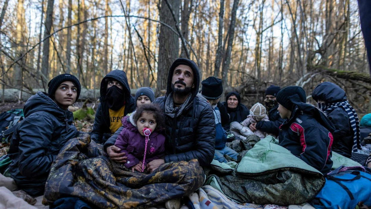 Valko-Venäjän epäillään houkuttelevan ihmisiä Lähi-idästä Valko-Venäjälle lähettääkseen heitä suurin joukoin rajan yli EU:n alueelle. Die Weltin mukaan rajalla olevat olisivat pyrkimässä Suomeen tai Saksaan.
