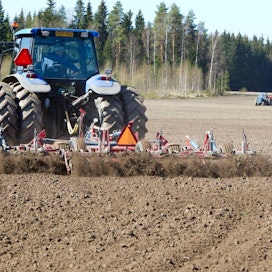 Sunnuntaina lämpötila kohoaa edelleen, mikä varmasti tuo traktorit monin paikoin pelloille.