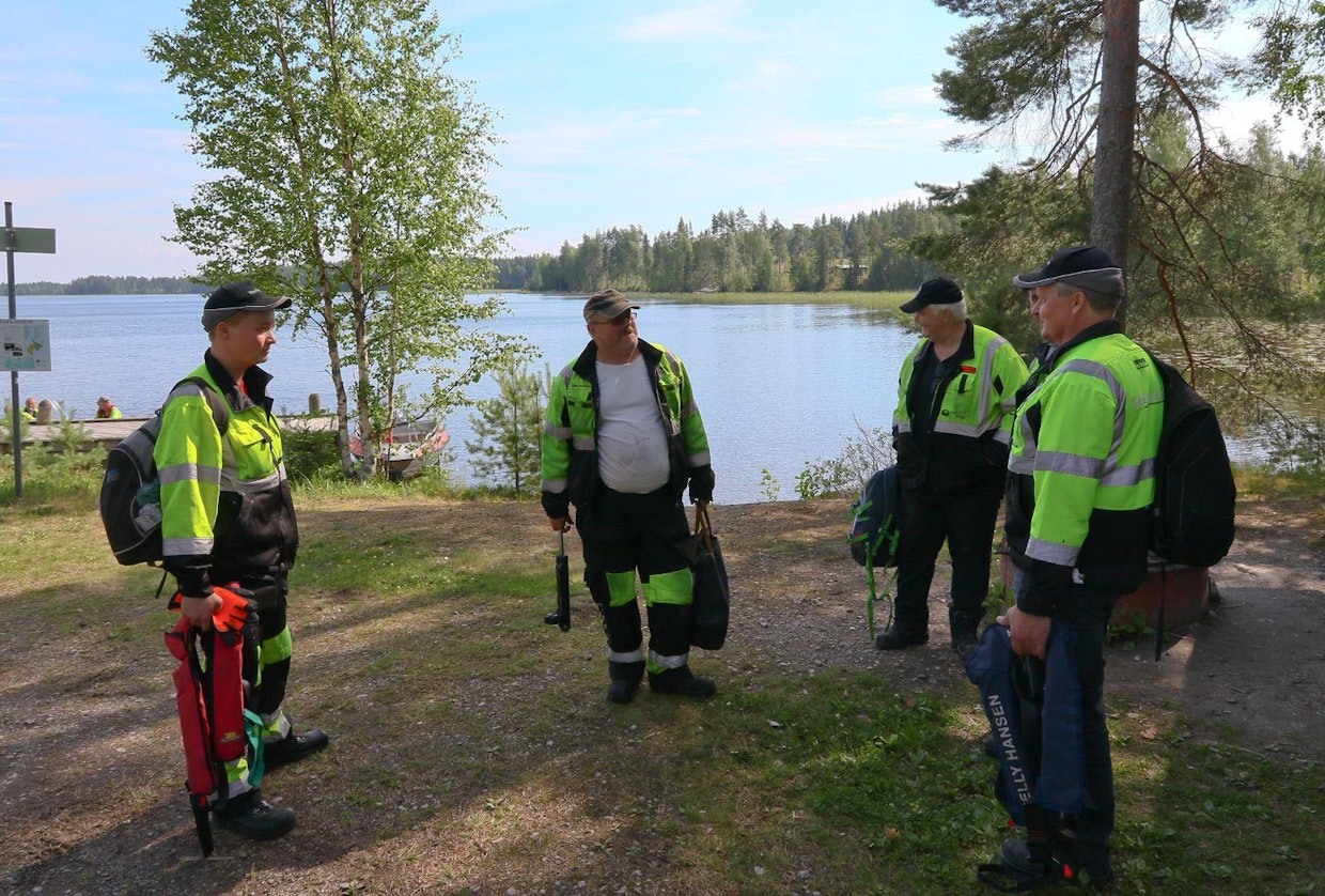 Saarisavotan vuoronvaihdossa Lahtinen Forestin hakkuukoneen kuljettaja Eero Huuskonen (keskellä) kertoi iltavuorolaisille, missä tilanteessa hakkuut olivat. ”Osaavat ja sitoutuneet kuljettajat ovat ehdoton edellytys toiminnalle. Eläköitymisten myötä tapahtuu tulevaisuudessa vaihtuvuutta, muutoin on kuskien vaihtuvuus minimaalista. Kuljettajien välinen yhteistyö vaikuttaa paljon kokonaisuuden tehokkuuteen”, korostaa Välipakka.