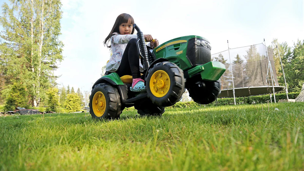 John Deere on ärhäkkä menopeli. Huippunopeus on jopa yli 7 kilometriä tunnissa.