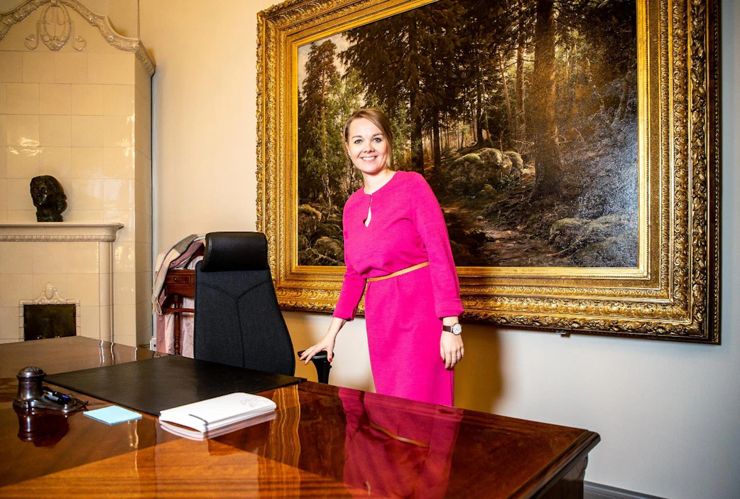 Katri Kulmuni pääsi koeistumaan valtiovarainministerin työhuoneen tuolinsa ensimmäisen kerran keskiviikkona.