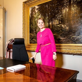 Katri Kulmuni pääsi koeistumaan valtiovarainministerin työhuoneen tuolinsa ensimmäisen kerran keskiviikkona.