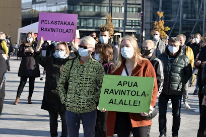 Ravintola-alan työtekijät kokoontuivat Faktat tiskiin -mielenosoitukseen Helsingissä viikko sitten.