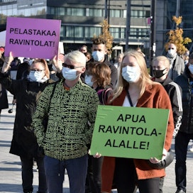 Ravintola-alan työtekijät kokoontuivat Faktat tiskiin -mielenosoitukseen Helsingissä viikko sitten.