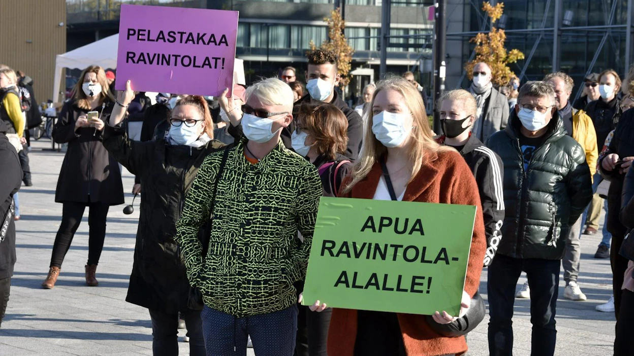 Ravintola-alan työtekijät kokoontuivat Faktat tiskiin -mielenosoitukseen Helsingissä viikko sitten.