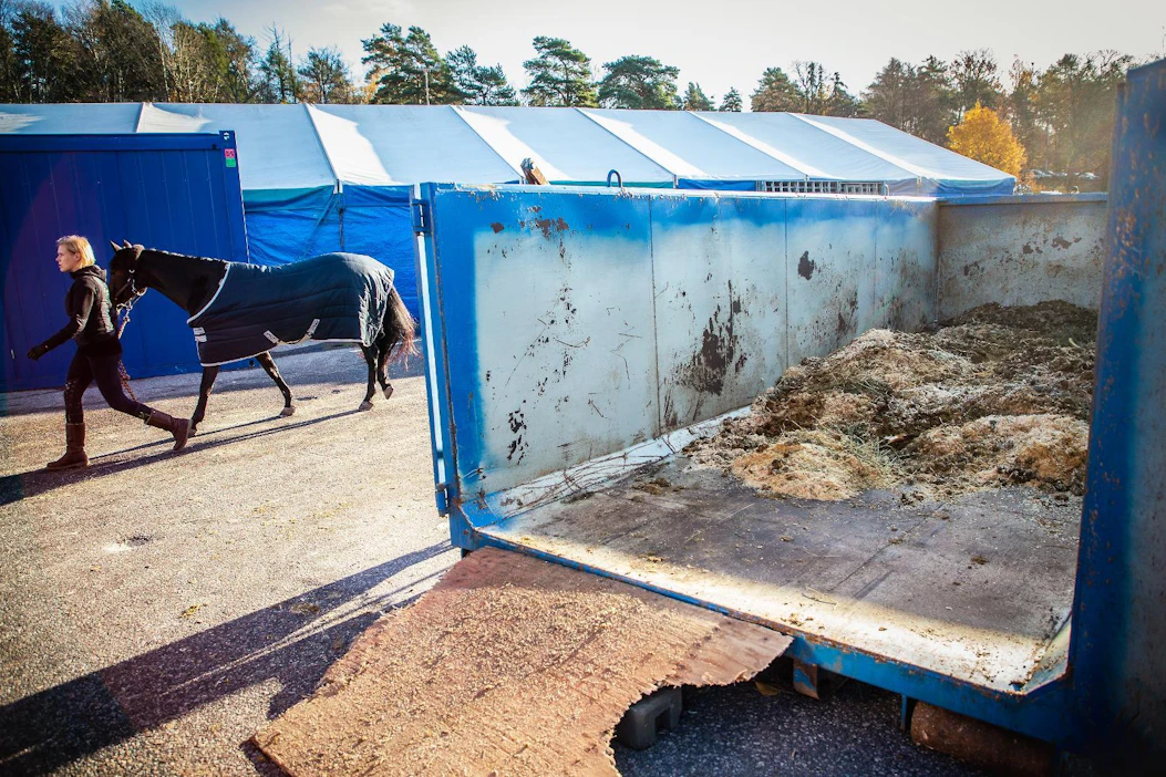 Moni eteläisessä Suomessa sijaitseva hevostalli on kuulunut Fortumin HorsePower-palveluun, jossa lanta haetaan tallilta energialaitokselle. Palvelu lakkaa helmikuussa, eikä osa talleista tiedä, mihin lannan saisi jatkossa hävitettyä.