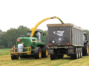 Pylvään Koneaseman John Deere 7350i -ajosilppuri on varustettu rehun laadun mittauksella ja satokartoituksella.