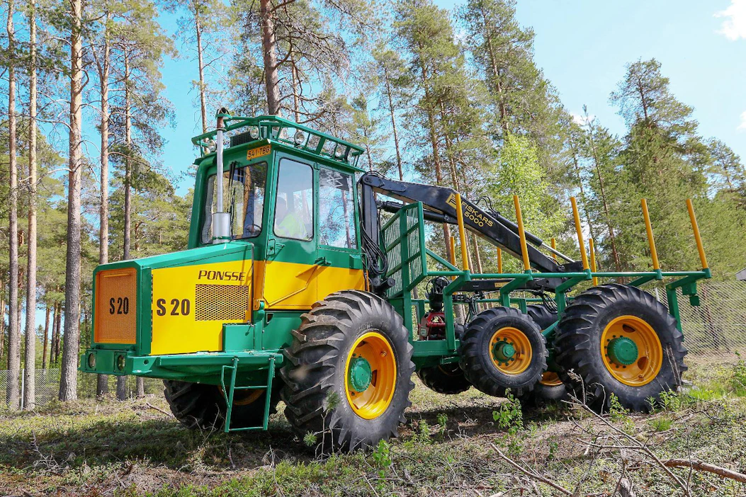Ponssen kuormatraktorikehityksessä on vähäiselle huomiolle jäänyt PAZ ja S15 -mallien väliin sijoittunut S20. Se on jännittävä yhdistelmä erilaisia historian rakenneratkaisuja ryyditettynä 1980-luvun alun aikaan hyvin onnistuneella ohjaamon ergonomialla.