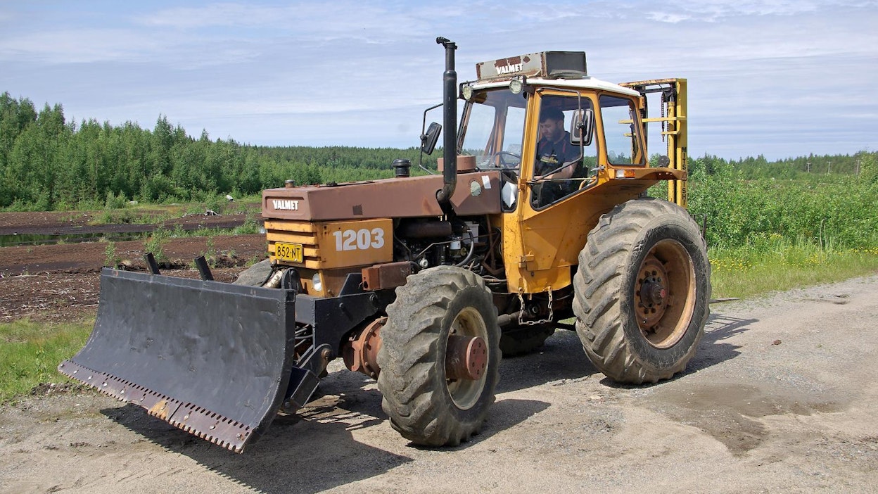 Jari Syrjälä on Comprex-ahtimella varustetun Valmet 1203 -traktorin kolmas omistaja.