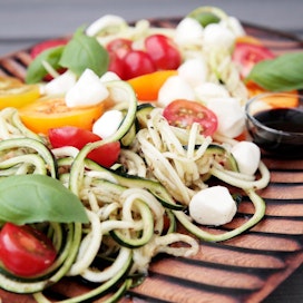 Caprinsalaatin juju on makeassa balsamikastikkeessa ja auringon kypsyttämissä tomaateissa.