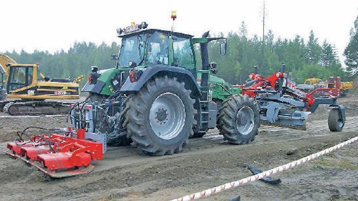 Itävaltalaisen PTH Productin tienkunnostuslaitteita maahantuova Pasi Tirkkonen Tmi, esitteli uutta teidenkunnostusmenetelmää. Pintaan haratut kivet rikotaan PTH Crusher -murskaimella ja jälki tasoitetaan PTH:n tiehöylälisälaitteella. Traktorin takana oleva PTH tiivistin viimeistelee pinnan. (IS)