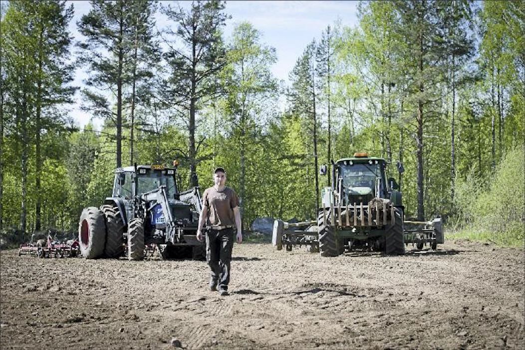 Kesälahtelainen Ilkka Makkonen kylvää tänä keväänä härkäpapua, vehnää ja kauraa. Varhaisperunaa on istutettu puolen hehtaarin alalle jo huhtikuun lopulla. Niko Nyrhinen