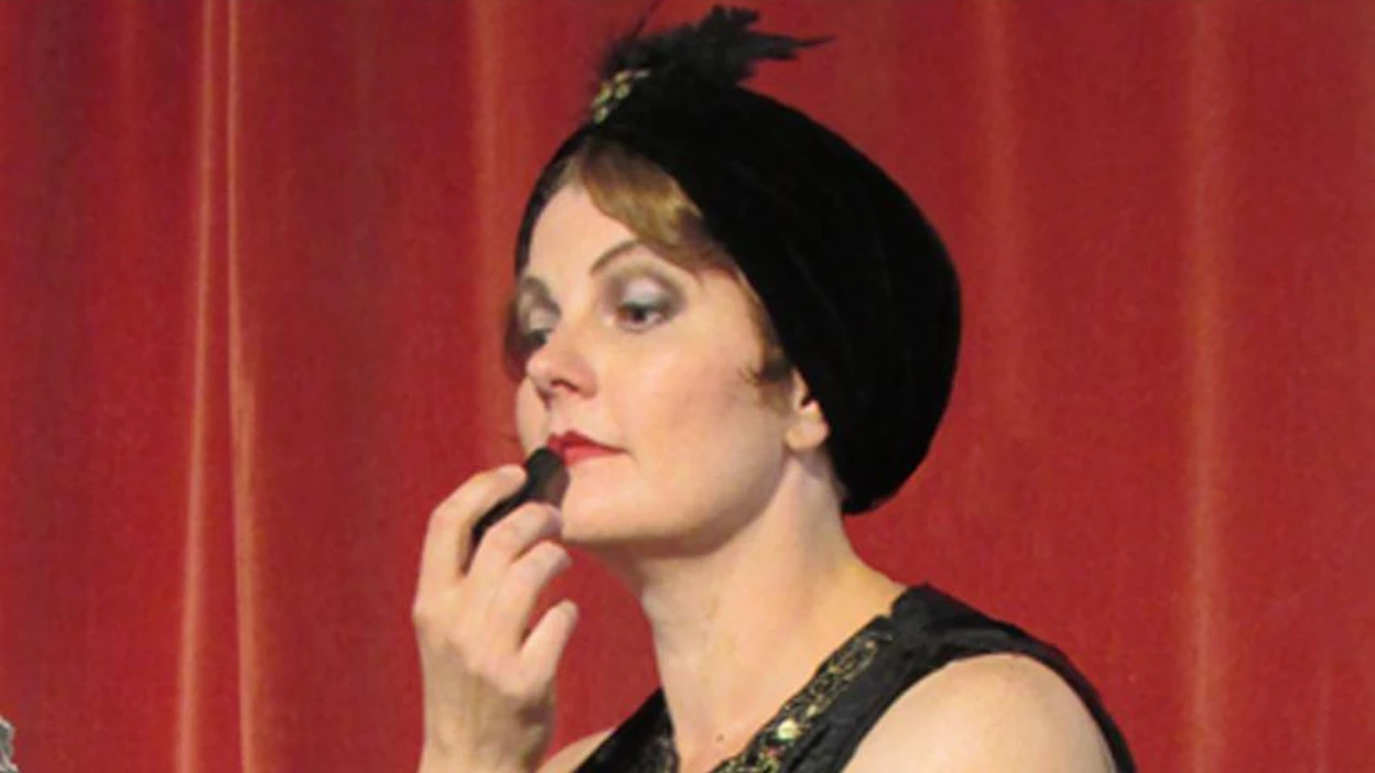Täydellinen Flapper-tyyli syntyy tummista silmistä ja polkkatukasta. Kuva Nostalgiset naiset-blogista.