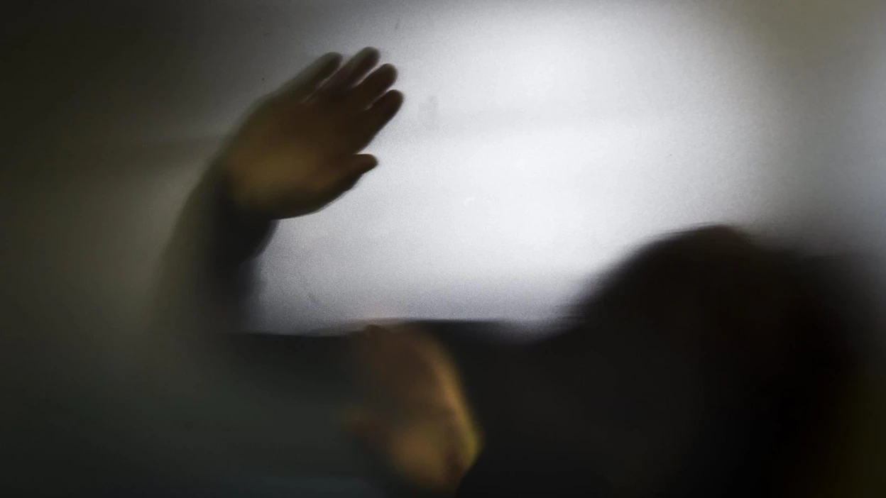 THL:n mukaan yleisin lähisuhdeväkivallan uhri oli 25–34-vuotias nainen vuonna 2019. Kuvan tilanne on lavastettu.