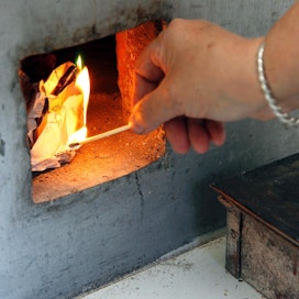 Kodin tulisijassa kannattaa polttaa vain puuta. Epätäydellisesti palavasta muovista haihtuu myrkyllisiä kaasuja.