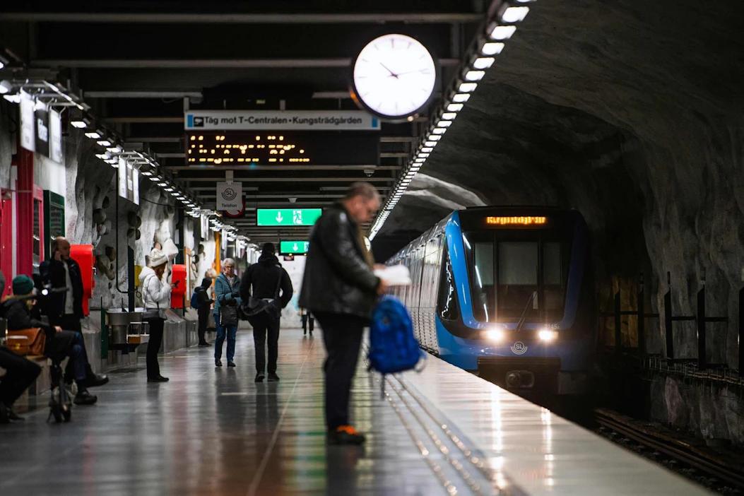 Matkustajia metroasemalla Solnassa Tukholman lähellä. LEHTIKUVA/AFP