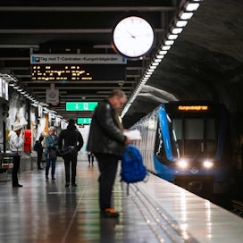 Matkustajia metroasemalla Solnassa Tukholman lähellä. LEHTIKUVA/AFP