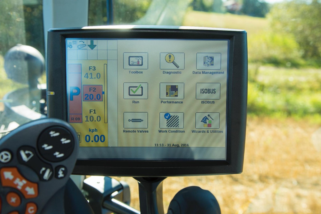 ISOBUS-työkoneen ohjain on käytännössä oma ohjelmansa, jota traktorin terminaali pyörittää aivan kuten toimiston tietokone pyörittäisi viljelykirjanpito-ohjelmaa. New Hollandissa ISOBUS-työkoneen käyttötilaan siirrytään aloitusnäytön kuvaketta painamalla.
