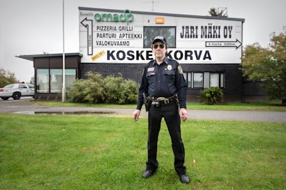 "Jos meidän kylä voisi huonosti, en uskaltaisi ajella seriffiautolla ja sanoa, että menee hyvin", Jari Mäki nauraa.