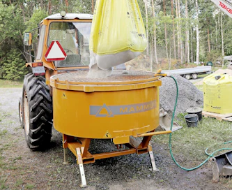 Matalan rakenteen ansiosta sekoittimen täyttö onnistuu myös pienemmillä peruskoneilla ja tarvittaessa käsin. Myllyyn mahtuu hyvin yksi 1 000 kg:n suursäkillinen kuivabetonia.