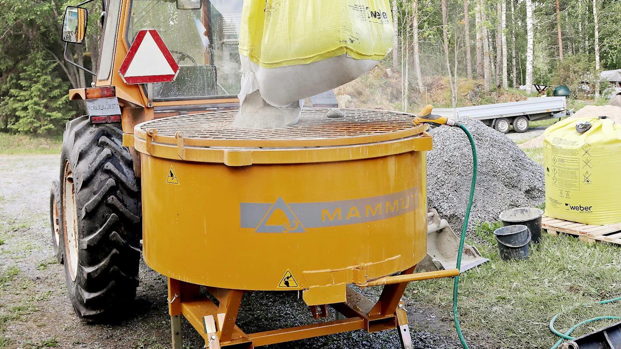 Matalan rakenteen ansiosta sekoittimen täyttö onnistuu myös pienemmillä peruskoneilla ja tarvittaessa käsin. Myllyyn mahtuu hyvin yksi 1 000 kg:n suursäkillinen kuivabetonia.