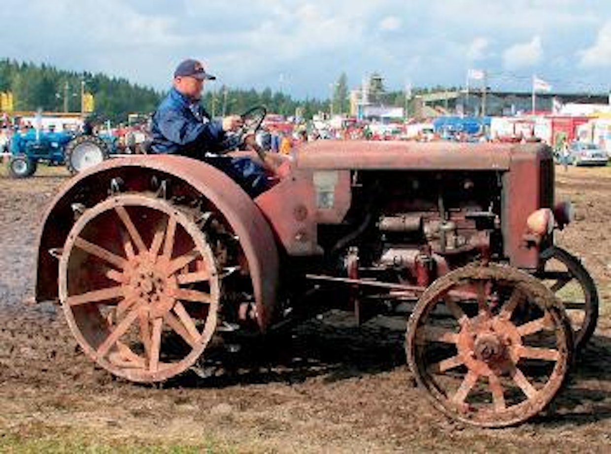Vuosina 41-44 ei Suomeen saatu uusia traktoreita muualta kuin Saksasta ja sieltäkin vain hieman yli 350 kpl. Hankkijan edustama Hanomag R40 oli 4-sylinterinen diesel, joka käynnistettiin bensiinillä. 40-hevosvoimaisen ja 5-vaihteisen traktorin työpaino on n. 3200 kg. Kuopio