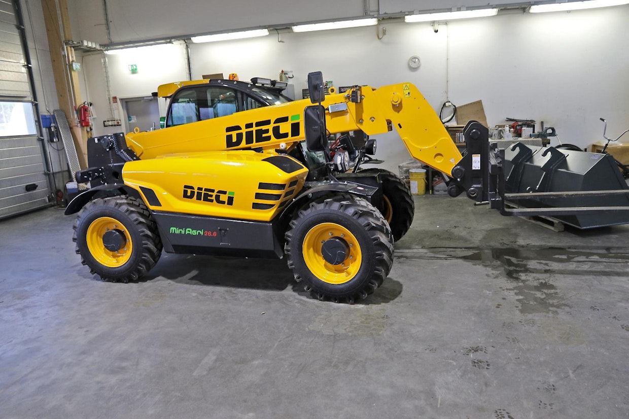 Diecin maahantuonti on jaettu Parviainen Heavyn ja Ab Tomas Kjellmannin kesken. Parviaisen vastuulla ovat rakennuskurottajat, Kjellmannilla vastaavasti maatalousmallit. Mini agri 26.6:n suurin nostokorkeus on 5,68 metriä.