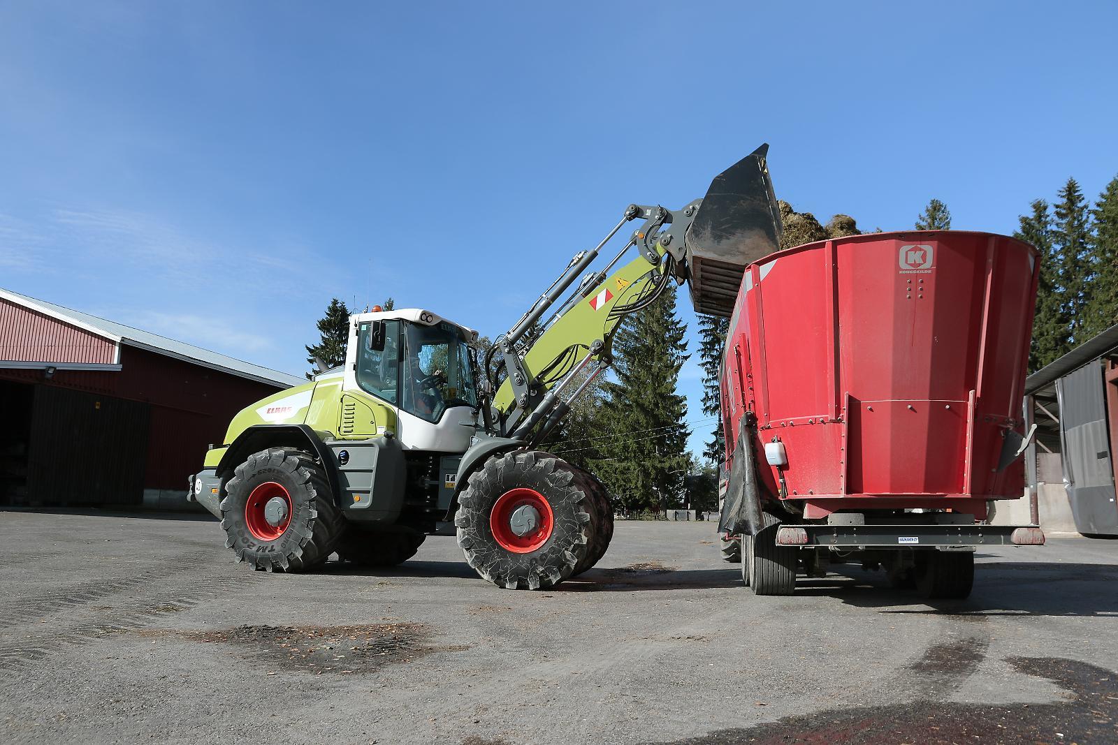 Vesa Erosen karjatilalla on lähes 2 000 sarvipäätä. Claas Torionin nostokorkeus mahdollistaa myös seosrehuvaunun täyttämisen.