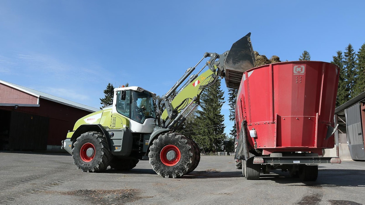 Vesa Erosen karjatilalla on lähes 2 000 sarvipäätä. Claas Torionin nostokorkeus mahdollistaa myös seosrehuvaunun täyttämisen.