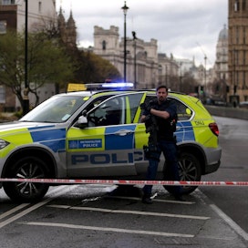 Poliisiauto Lontoossa olevan Britannian parlamenttitalon luona, jossa on tänään ammuttu, LEHTIKUVA / AFP