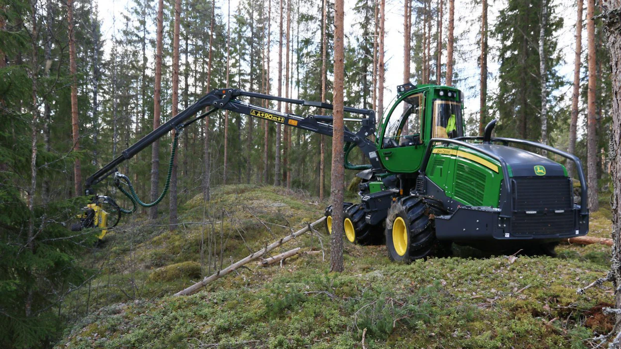 Metsäkoneenkuljettajan on hallittava monenlaista koneen käsittelyyn liittyvää tietoa.