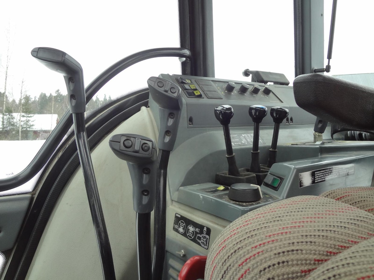 Vaihdevipujen muoviset päät kestävät harvemmin koko traktorin käyttöikää. Tässä traktorissa ei ole HiShift-nappikytkintä, sillä vivuissa ei ole kytkimen painiketta.