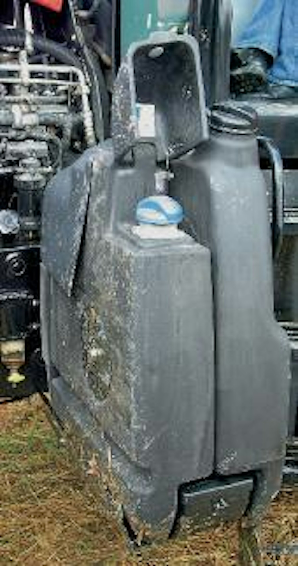 SCR-moottorin urea-vesiseossäiliö voidaan sijoittaa helposti varsinaisen polttoainesäiliön yhteyteen. Säiliöiden mitoitus on suunniteltu siten, että urealisäys tehdään joka toisella tankkauskerralla.