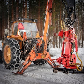 Polvijärveläinen Matti Räsänen rakensi itselleen yhdistelmäkoneen metsätöihin.